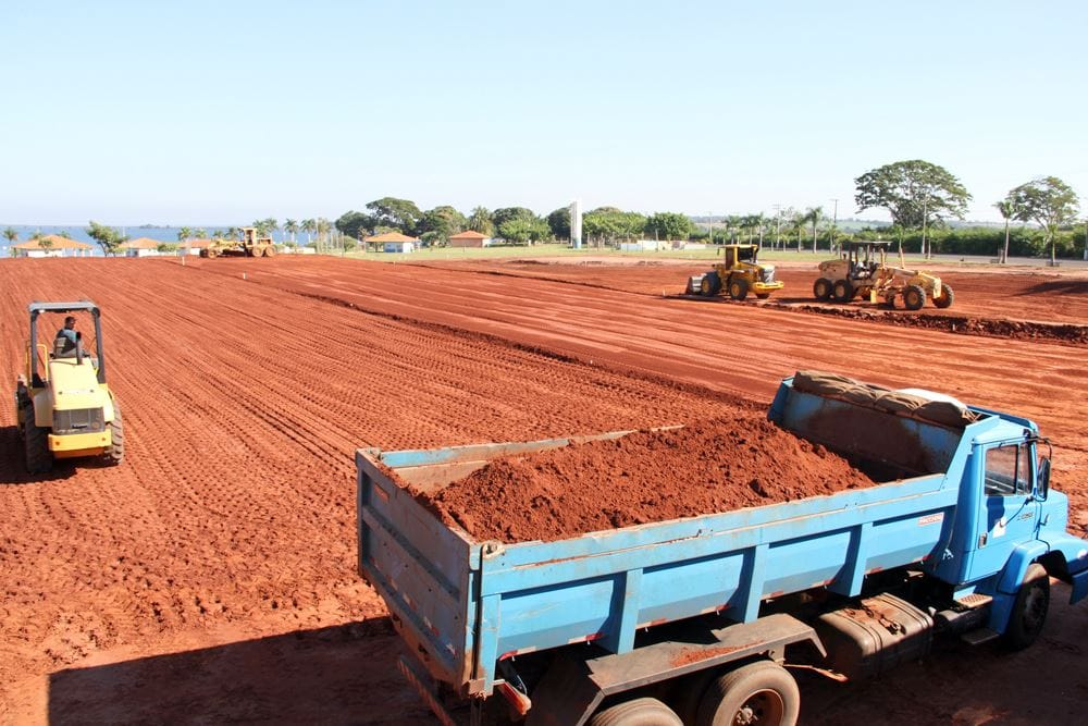 Operação de aterro e terra